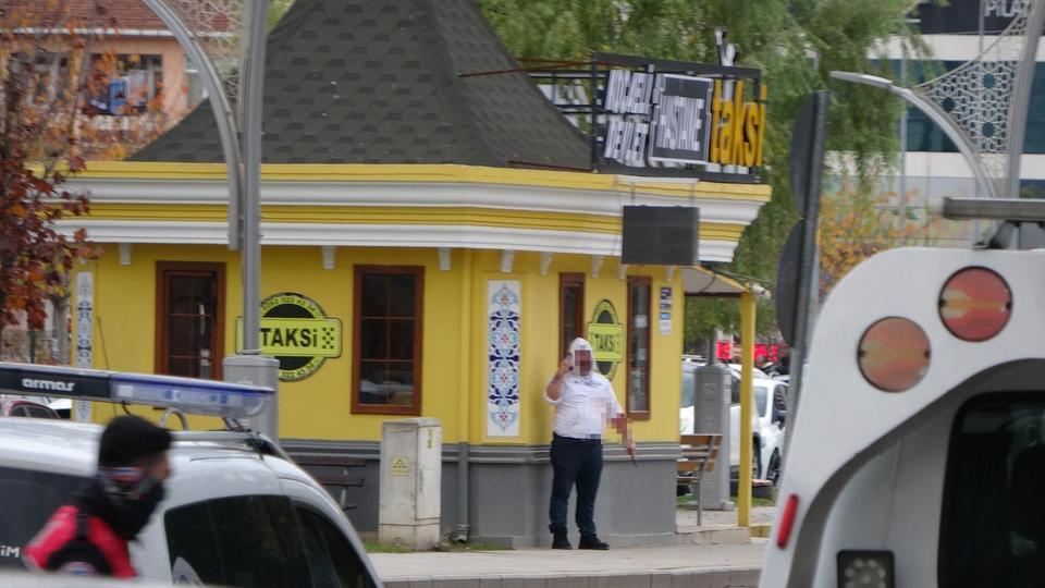 Elinde bıçak ve tabanca ile taksi durağına giren kişi vurularak etkisiz hale getirildi