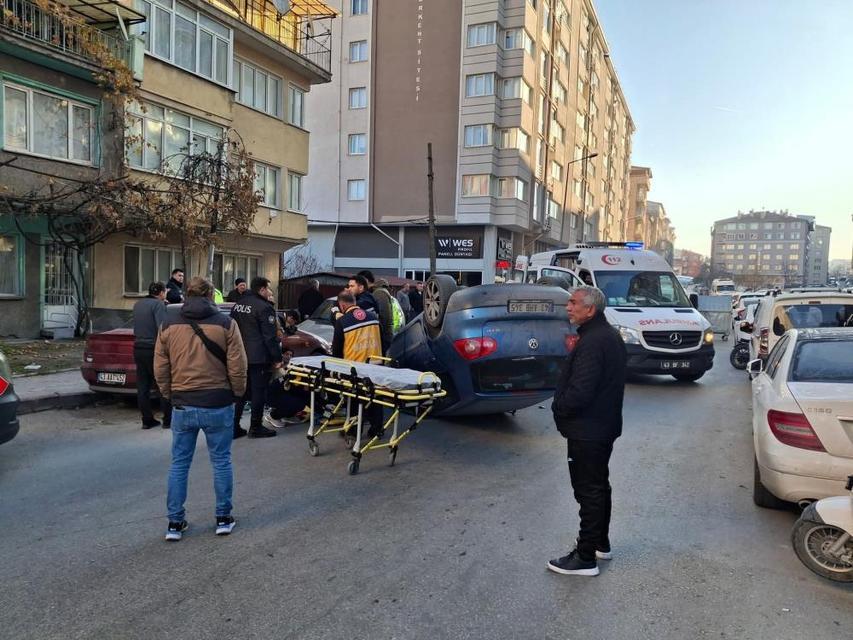 Park halindeki araçlara çarpan otomobil takla attı: 2 yaralı