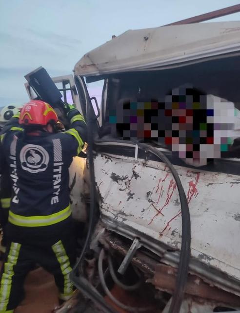 Yoldan çıkan sürücü seyir halindeki tıra çarptı