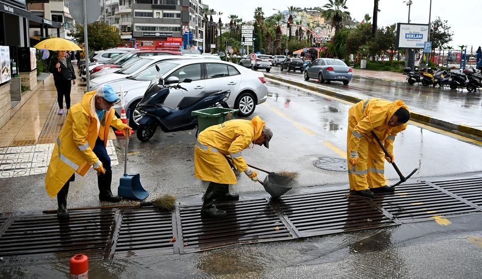 Kuşadası Belediyesi’nde sağanak seferberliği