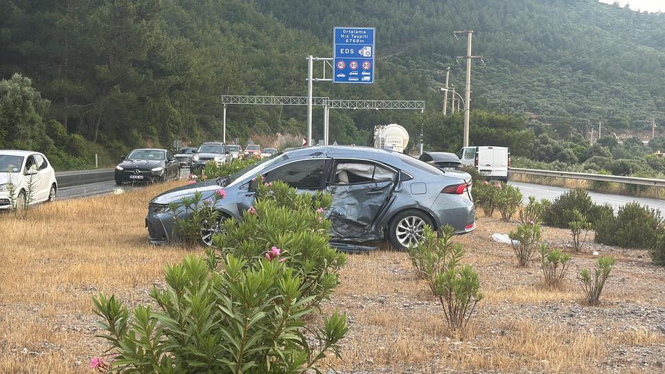 BODRUM'DA CAN PAZARI: MİNİBÜSLE OTOMOBİL ÇARPIŞTI, 15 KİŞİ YARALANDI