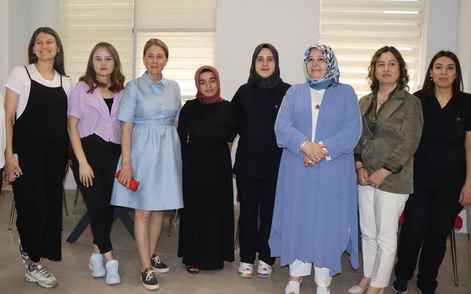 VALİ CANBOLAT'IN EŞİ VE BERABERİNDEKİ HEYET NAZİLLİ SAĞLIKLI YAŞAM HİZMETLERİ'Nİ YERİNDE İNCELEDİ