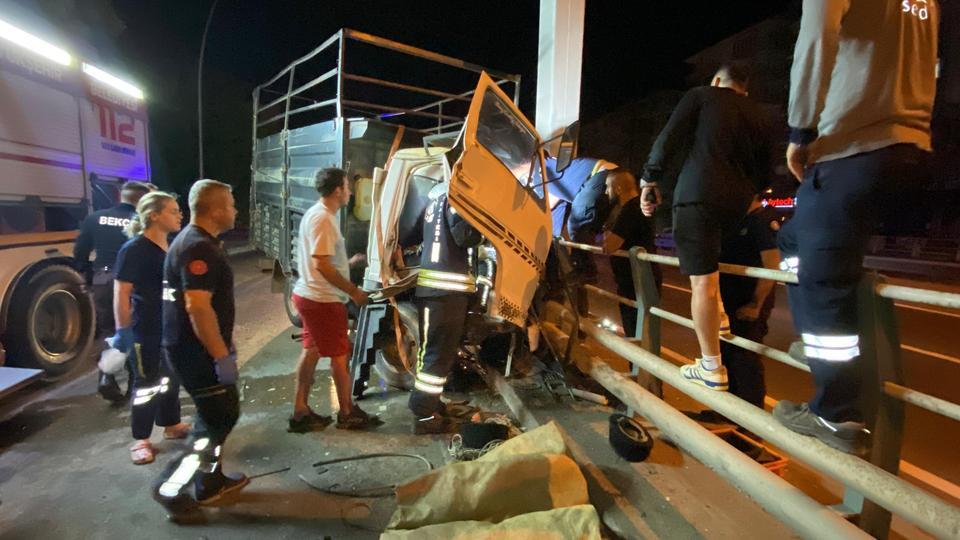 Kamyonet kağıt gibi ezildi: 1 yaralı