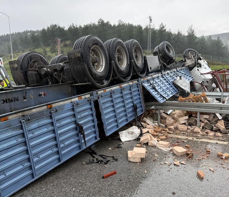 Aydın’da kazaya karışan tır ters döndü: 1 yaralı