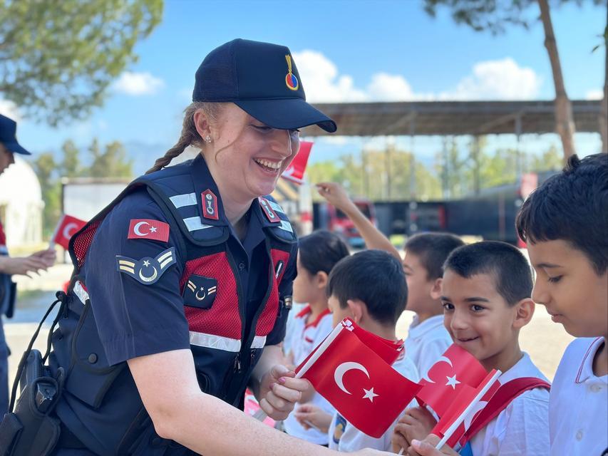 JANDARMA, MİNİK ÖĞRENCİLERİ AĞIRLADI