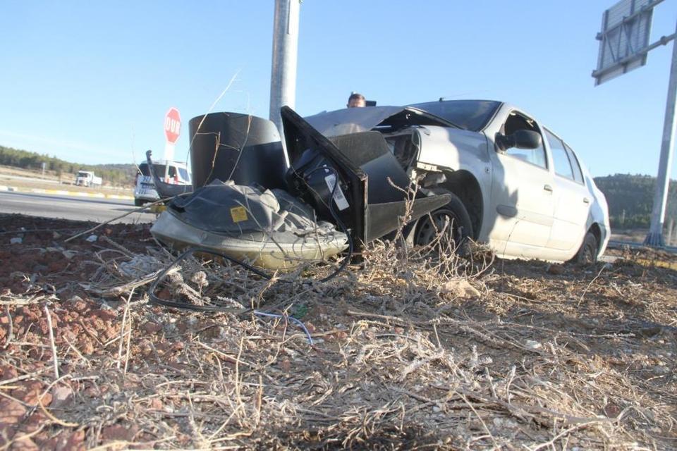 Otomobil trafik ışığı direğine çarptı