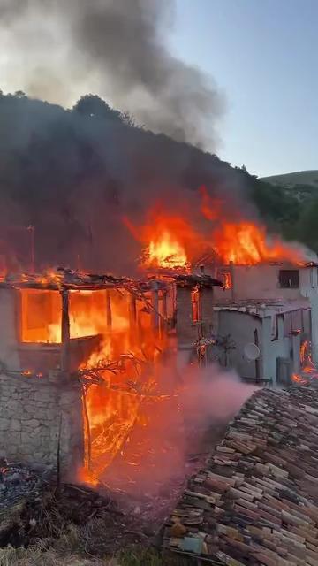 Dört ahşap ev yandı