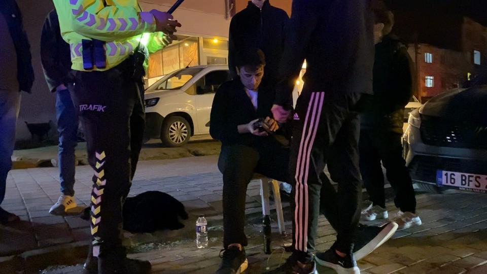Otomobil aydınlatma direğine çarptı: 2 yaralı