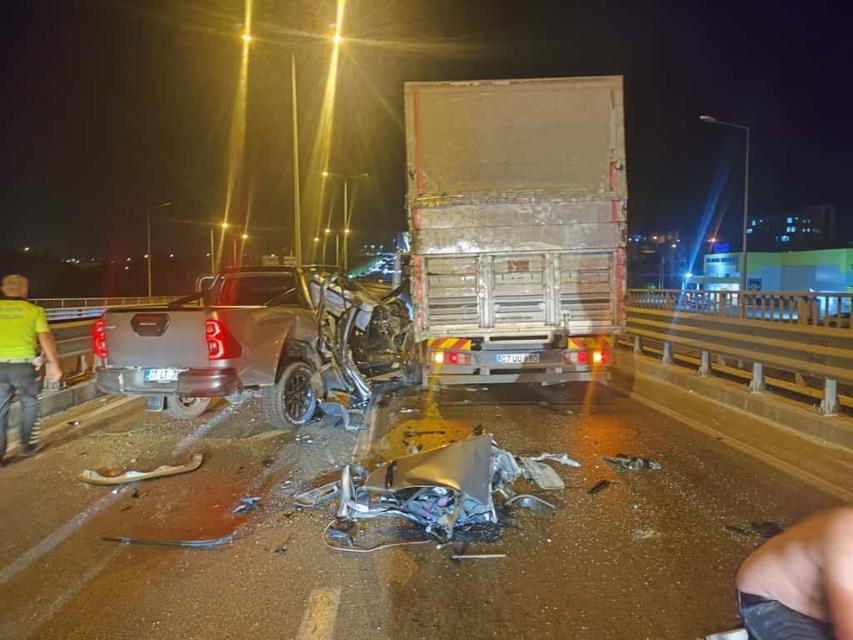 Kamyonla çarpışan pikap hurdaya döndü
