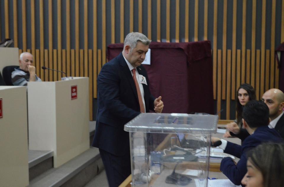 Tanju Özcan'ın yerine Özcan başkan seçildi