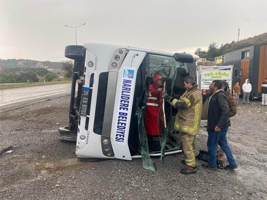 İZMİR'DE SPORCULARI TAŞIYAN OTOBÜS DEVRİLDİ: 4 YARALI