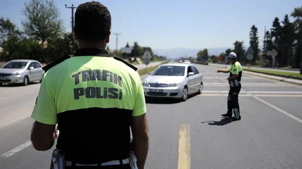 2026 trafik cezaları belli oldu! Tüm rakamlar değişti: Kırmızı ışık, hız ve telefon için rekor ceza