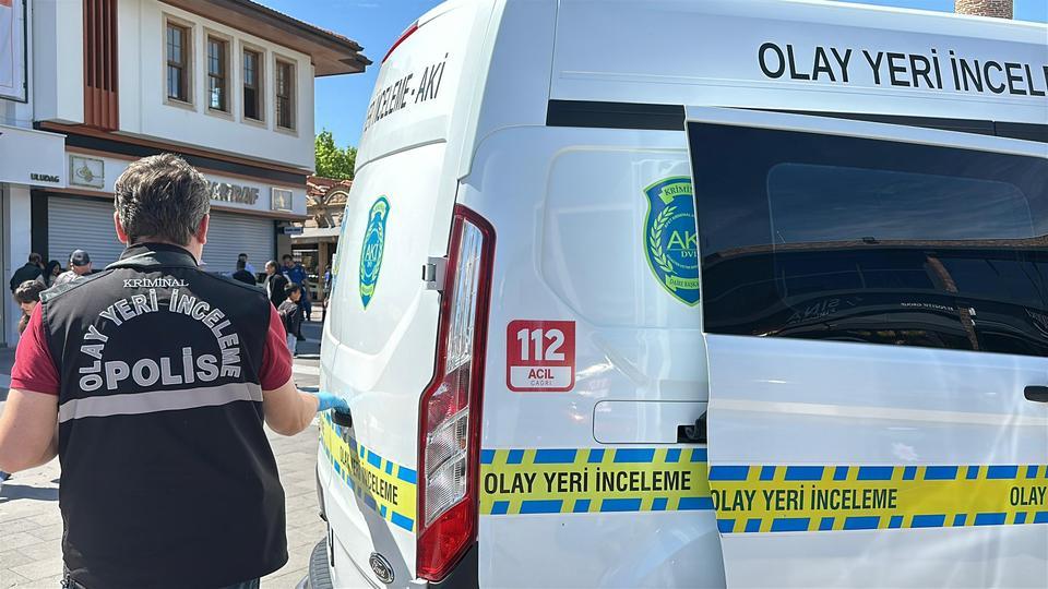 UŞAK'TA KUYUMCUYA SİLAHLI SALDIRI DÜZENLEYEN 19 YAŞINDAKİ GENÇ 2 KİŞİYİ YARALADI