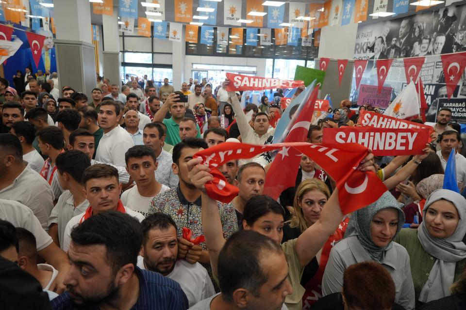 AK Parti’ye geçen belediye başkanı coşkuyla karşılandı