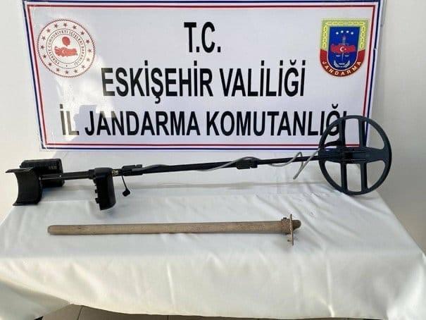 İzinsiz kazı yapan şüpheli jandarma tarafından yakalandı