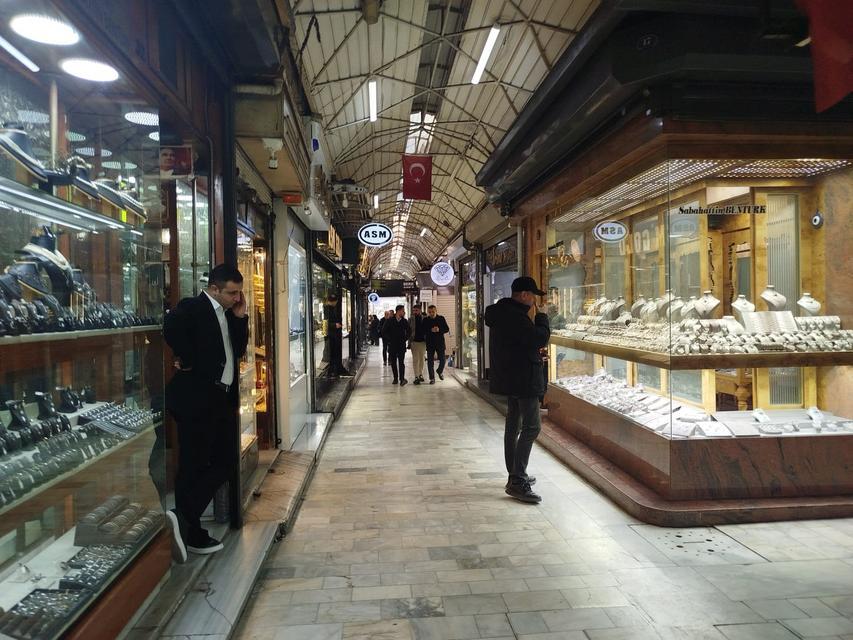 ALTINDAKİ ARTIŞ DÜĞÜN SAHİPLERİNİ ENDİŞELENDİRİYOR TAKI DEĞİL YATIRIM İÇİN ALTIN ALINIYOR