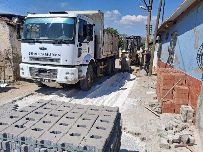 Germencik'te yol ve çevre düzenleme çalışmaları sürüyor