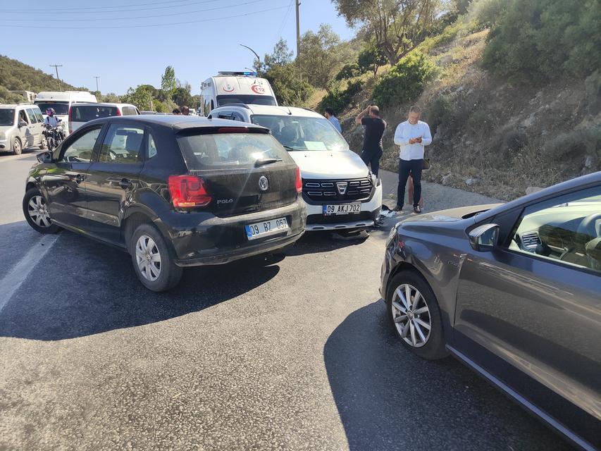 DİREKSİYON BAŞINDA FENALAŞAN SÜRÜCÜ 3 ARACA ÇARPTI: 1 YARALI