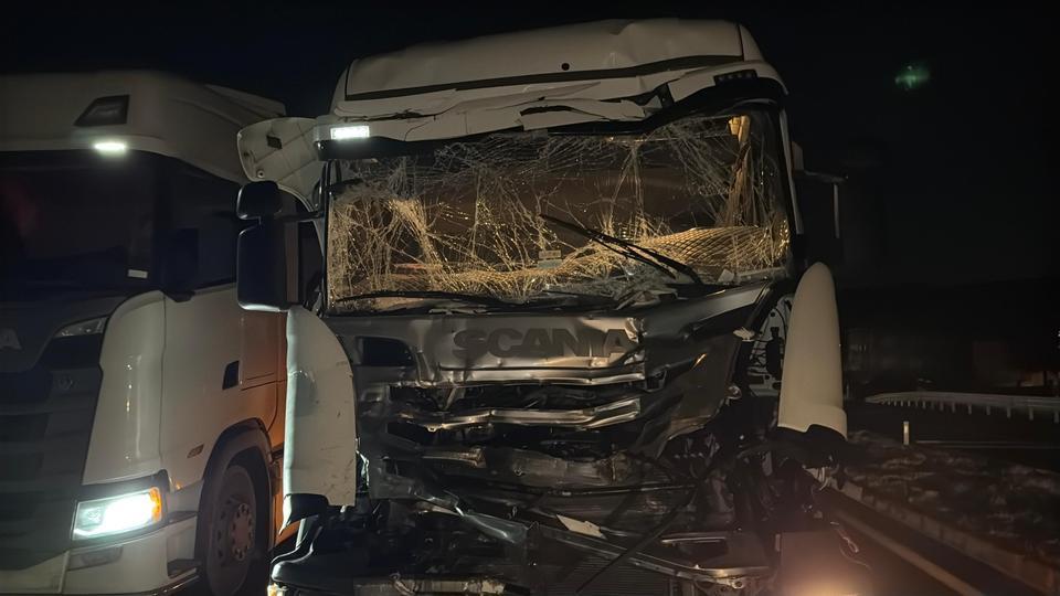 İki tır ve otomobilin çarpıştığı kazada bir kişi yaralandı