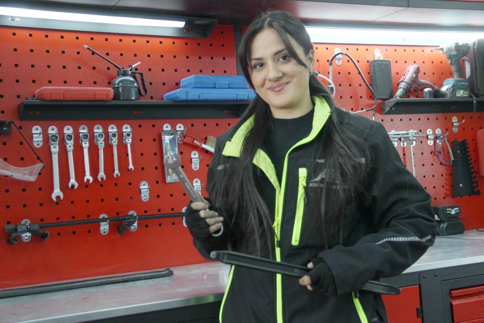 SANAYİNİN 'MERYEM USTA'SI HAYALİNE KAVUŞTU, ARTIK İŞİNİN PATRONU 'ERKEK İŞİ' DİYENLERE 3 DİPLOMA VE KENDİ İŞ YERİYLE YANIT VERDİ