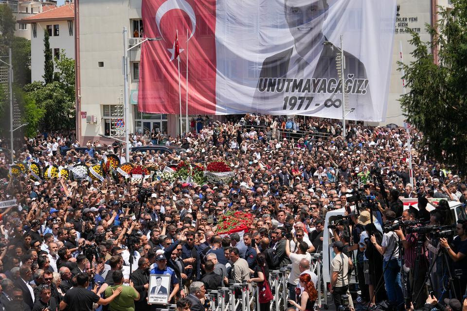 BİNLERCE MANİSALI, FERDİ BAŞKANLARINI GÖZYAŞLARIYLA UĞURLADI MANİSA TARİHİNİN EN KALABALIK CENAZE TÖRENİNDE GÖZYAŞLARI SEL OLDU