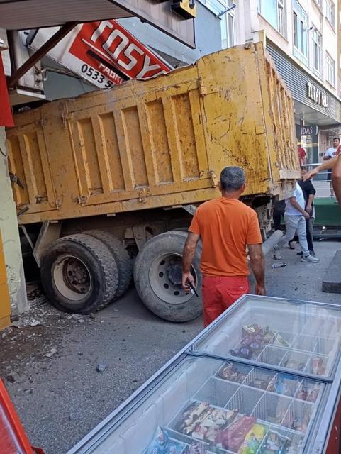 Freni patlayan kamyon, dükkana daldı