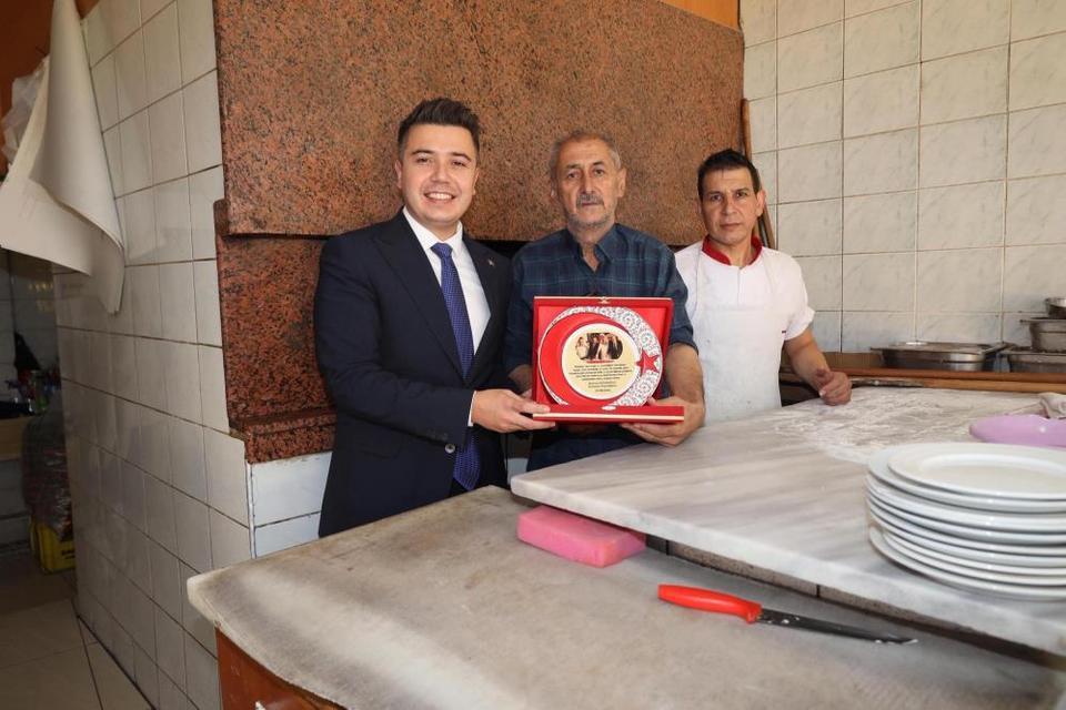 Kaymakam Gündoğdu'dan dev tahinli pidenin ustasına plaket