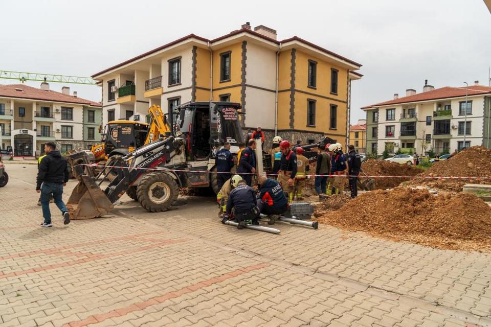 Göçük altında kalan işçinin cansız bedenine ulaşıldı