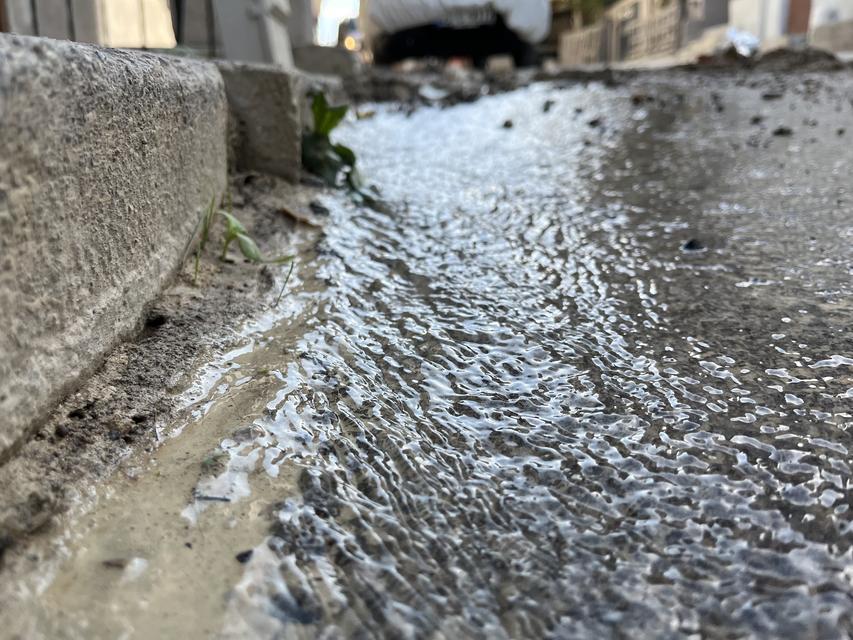 KURAKLIK YAŞAYAN İZMİR'DE, BOŞA AKAN SULAR EVLERE HASAR VERDİ