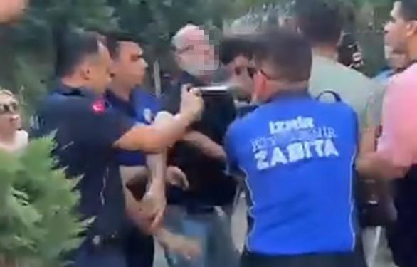 İZMİR'DE ZABITADAN SEYYAR SATICIYA DAYAK TEPKİ ÇEKTİ DEFALARCA YUMRUKLADILAR, ARAYA ALIP DARBETTİLER VATANDAŞLAR TEPKİ GÖSTERDİ, BİR KADIN ARBEDE ARASINDA KALDI