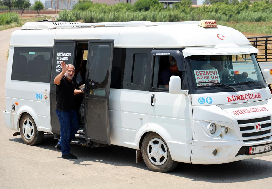 ADANA'DA TAHLİYELER BAŞLADI: CEZAEVİNDEN ÇIKANLAR YAKINLARIYLA HASRET GİDERDİ