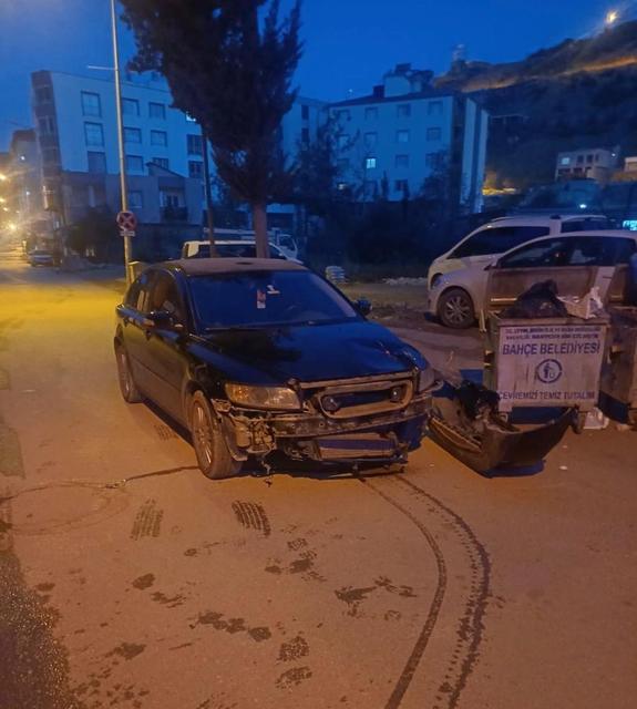 Çöp kamyonuyla otomobil çarpıştı: 1 yaralı