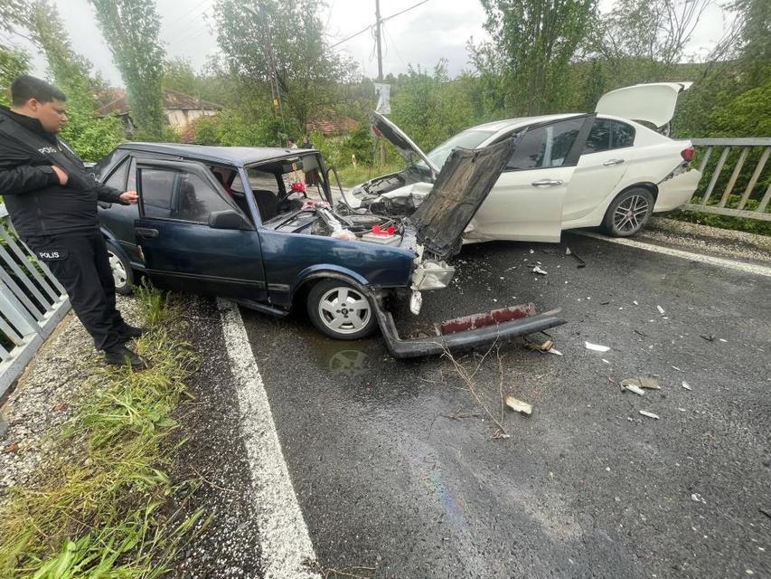 Otomobillerinin kafa kafaya çarpıştığı kazada 4 kişi yaralandı