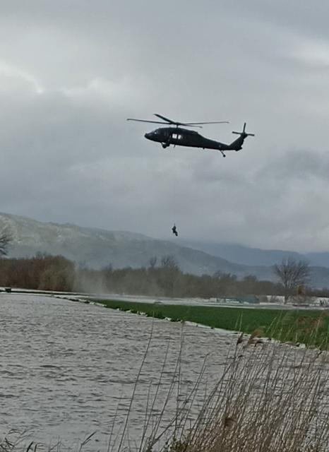 AYDIN'DA SEL MAĞDURU VATANDAŞ HELİKOPTERLE KURTARILDI BİR HAFTA KURTARILMAYI BEKLEDİ