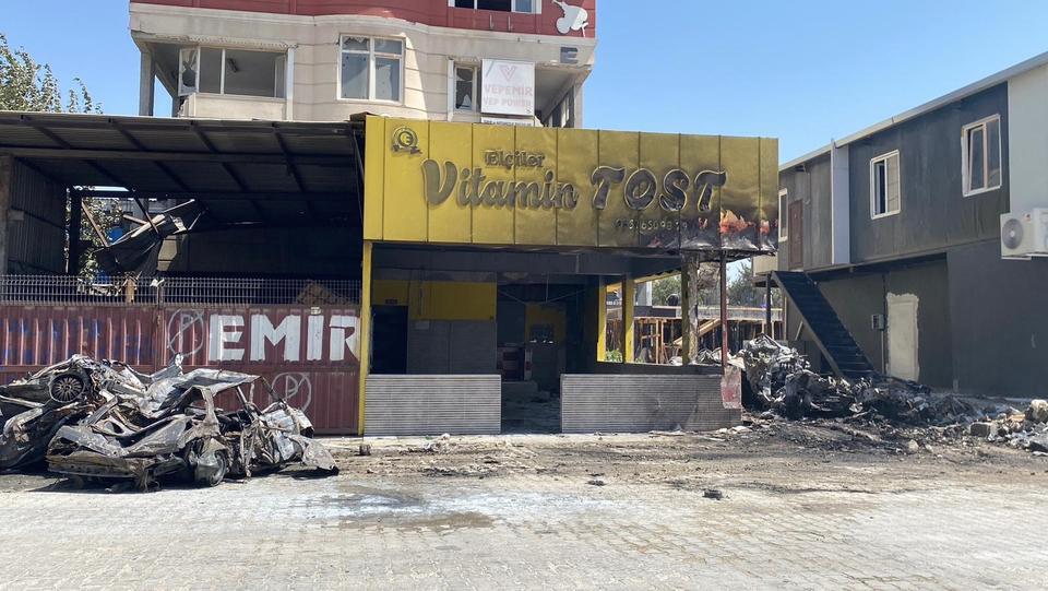 İşyeri ve hurda araçlar alevlere teslim oldu