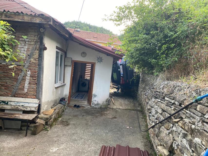 Otomobil havada asılı kaldı
