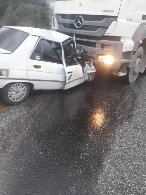 Kamyon ile otomobil kafa kafaya çarpıştı: 1 ölü, 1 yaralı