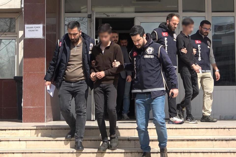 Babalarını balta ve bıçakla öldüren iki kardeş adliyeye sevk edildi