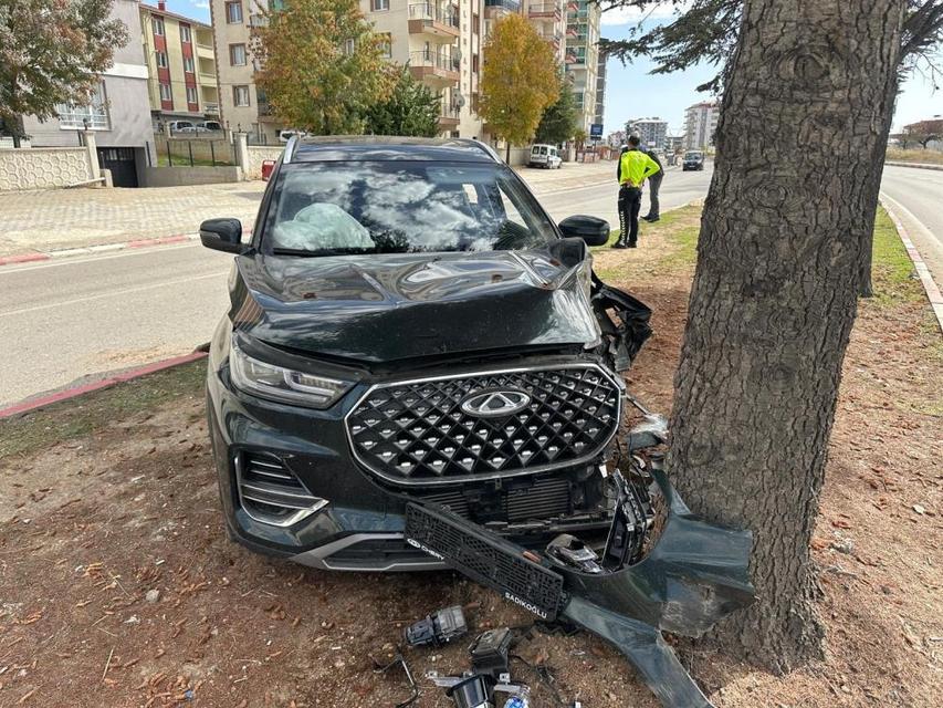 Araç ağaca çarptı: 2 yaralı