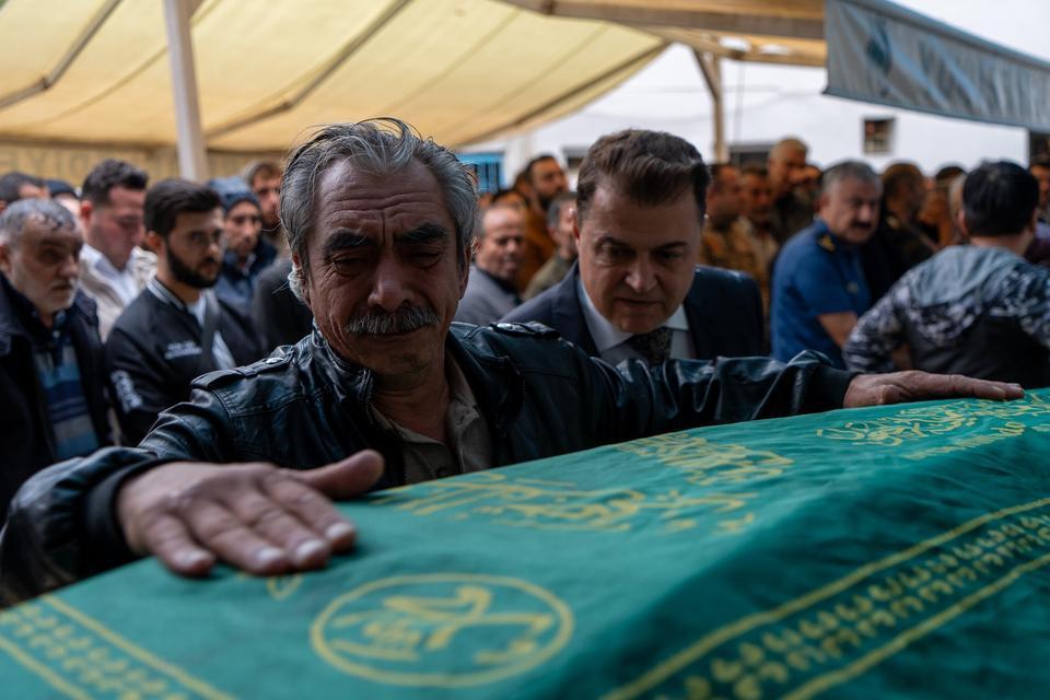 ANNE, BABA VE OĞULLARINA YÜREK BURKAN VEDA ANNE, BABA VE 6 YAŞINDAKİ OĞULLARI KAZADA ÖLDÜ, 4 YAŞINDAKİ KIZLARI TEDAVİ ALTINDA FECİ KAZADA HAYATINI KAYBEDEN 5 KİŞİ SON YOLCULUĞUNA UĞURLANDI