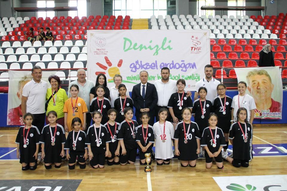 MİNİK ELLER HENTBOL ŞENLİĞİNDE ÖDÜLLER SAHİPLERİNİ BULDU