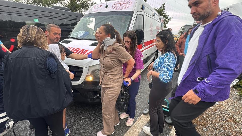 BODRUM'DA CAN PAZARI: MİNİBÜSLE OTOMOBİL ÇARPIŞTI, 15 KİŞİ YARALANDI