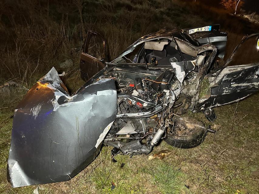 Otomobil şarampole devrildi: 2 ölü, 1 yaralı