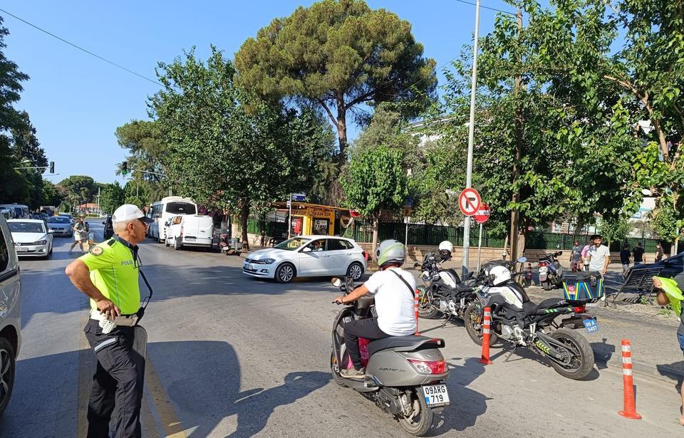 AYDIN'DA TRAFİK EKİPLERİNDEN "LGS" NÖBETİ TRAFİK POLİSLERİNDEN "KORNA" ÇAĞRISI