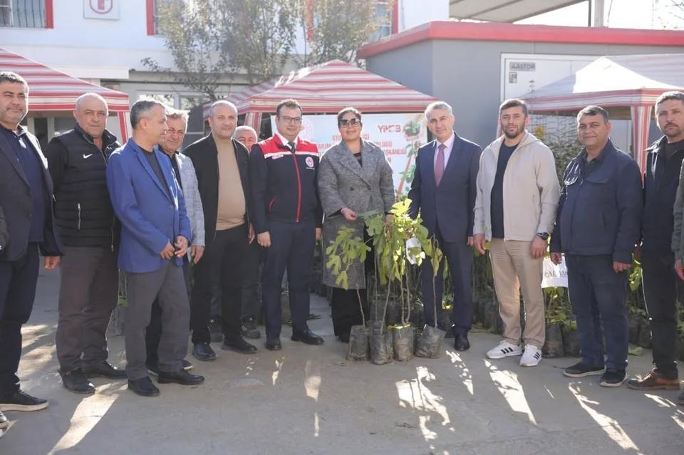 İncirliova'da üreticilere 3 bin 140 adet fidan dağıtıldı