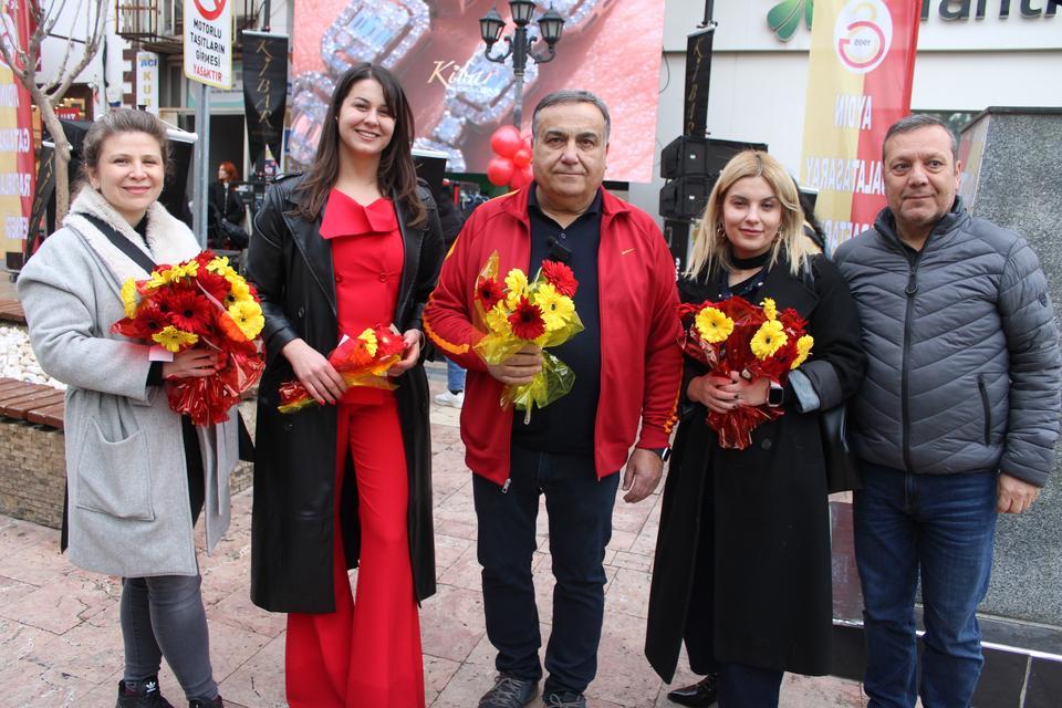 GALATASARAYLILAR, AYDIN'DA DERNEK BİNASINA KAVUŞTU