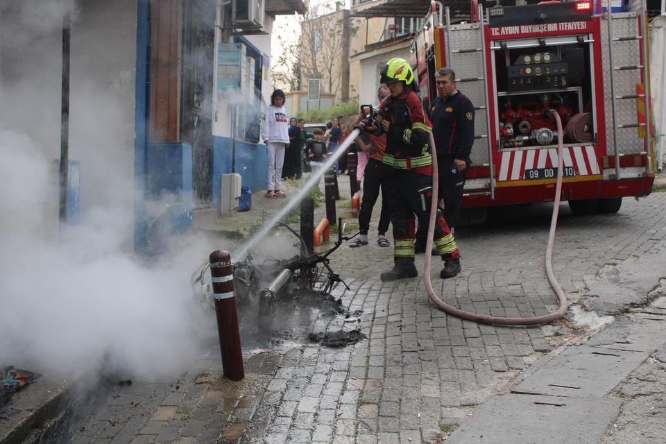 TAMİR SIRASINDA YANAN ELEKTRİKLİ MOTOSİKLET KÜLE DÖNDÜ