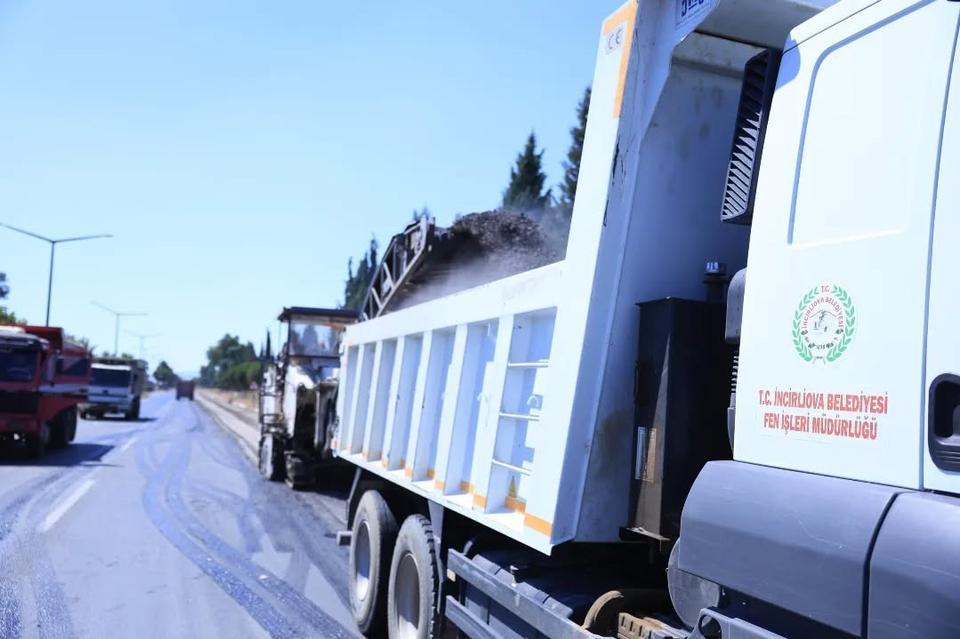 İNCİRLİOVA'DA KARAYOLUNDA ÇALIŞMALAR SÜRÜYOR
