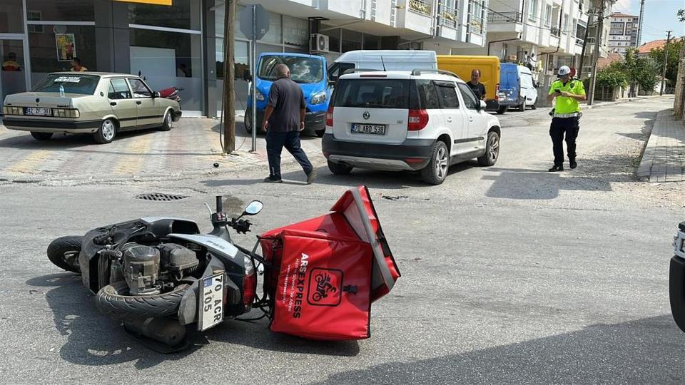 Otomobille çarpışan motokurye yaralandı