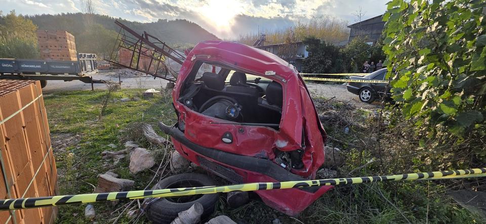 Kontrolden çıkan otomobil park halindeki araca çarptı: 1 ölü